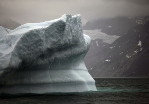 На севере Гренландии от ледника откололся огромный айсберг