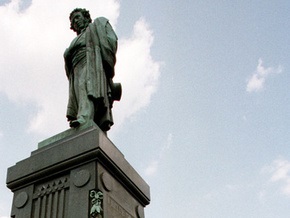 Интеллигенция Латвии считает, что памятник Пушкину установили не в том парке
