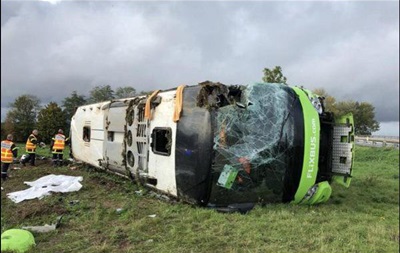 Во Франции перевернулся автобус, более 30 пострадавших