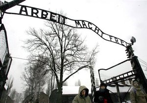 С ворот Освенцима украли надпись Труд освобождает
