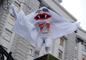  Кровосися  FEMEN поздравила Азарова с днем рождения