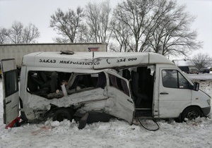 В Днепропетровской области автобус врезался в грузовик: три человека погибли, еще семь – госпитализированы