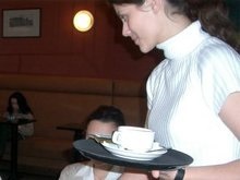 В Латвии официантку из Украины облили кофе за русский язык