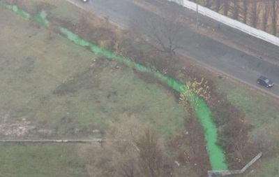 У Києві позеленіла річка