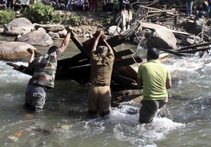 При обрушении моста в Индии погибли 50 человек