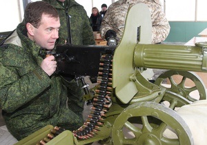 Фотогалерея: Медведев взялся за пулемет