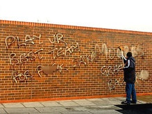 Фаны Ливерпуля украсили стены клубной базы нецензурными граффити