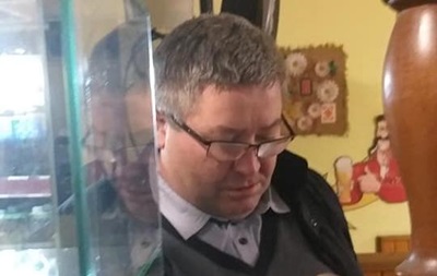 Сільський голова жбурнув у львівську офіціантку графином