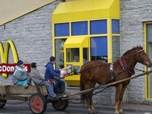 Спешивший в McDonald s водитель переехал официантке ногу
