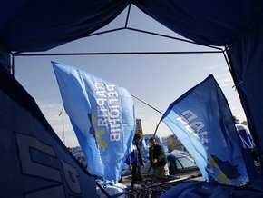 Партия регионов начала установку палаток на Майдане