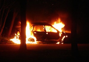 В Днепродзержинске нетрезвый водитель сжег автомобиль ГАИ при помощи коктейля Молотова