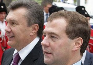 Янукович поздравил Медведева с Днем России