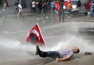 Вице-премьер Турции извинился перед протестующими