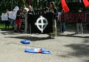 Львовские националисты разорвали флаги Единой России и вытерли о них ноги