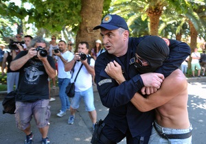 В Черногории сотни радикально настроенных людей пытались сорвать первый в стране гей-парад