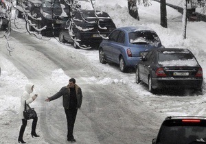 Киевские дорожники заявили, что вывозить снег с обочин мешают припаркованные машины