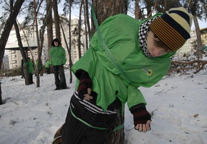 Фотогалерея: Привяжи себя к дереву. Флэшмоб киевских экологов