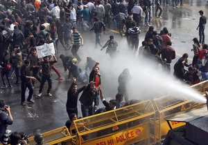 В Индии демонстрацию за права женщин разогнали водометами
