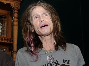 Солист Aerosmith при падении со сцены сломал плечо