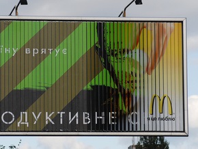 Яценюк заявил, что его плакаты не являются агитацией, потому что там нет фотографий