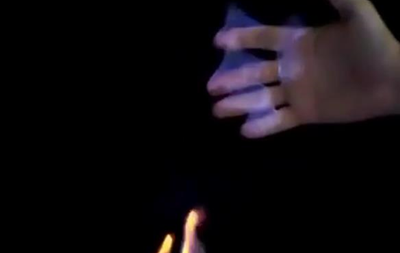 Кадр из видео с холодным огнем