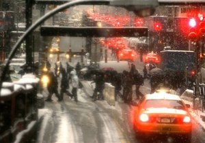 В Нью-Йорке из-за сильного снегопада объявлено чрезвычайное положение