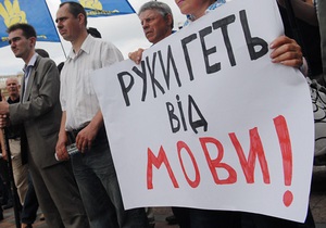 Возле Украинского дома неизвестные применили слезоточивый газ
