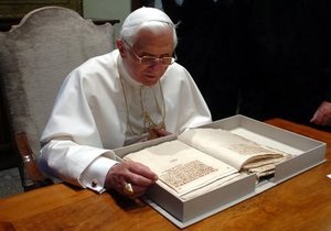 Выборы нового папы римского - Бенедикт XVI внес изменения