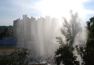 Возле Дворца Украина в Киеве из-под земли забил фонтан воды
