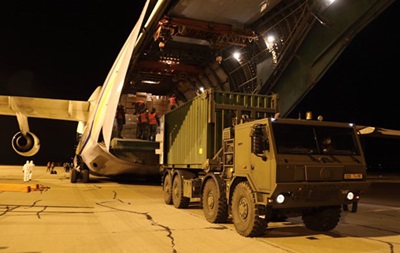 Самолет Руслан снова доставил из Китая в Чехию медпомощь
