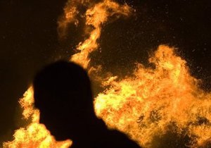 В Киеве из-за неосторожного обращения с огнем погиб пенсионер