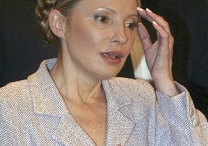 Тимошенко пришла в суд в бежевом платье с глубоким декольте