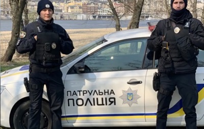 У Києві патрульні врятували жінку від самогубства