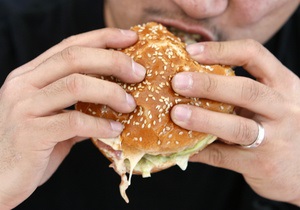 новости здоровья - правильное питание: Любители фастфуда часто недооценивают объем потребляемых калорий