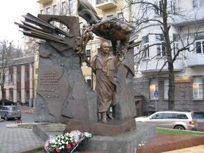В Киеве пытались облить красной краской памятник Вячеславу Чорновилу