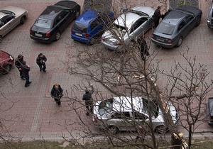 В центре Киева на припаркованный автомобиль упало дерево