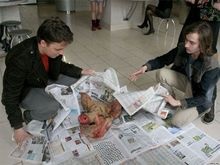 Министру информации Беларуси подарили свиную голову