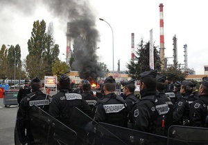 Французская полиция разблокировала подъезды к главному нефтеперерабатывающему заводу Парижа