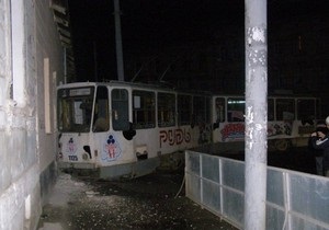 Львовская милиция ищет неизвестного, который угнал трамвай и протаранил здание