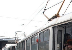 В Киеве трамвай сошел с рельсов. Есть пострадавшие