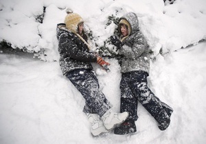 Ученикам одной из австралийских школ подарили 15 тонн снега