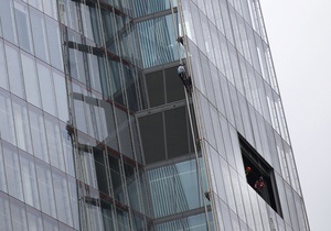 Greenpeace - Шесть активисток Greenpeace захватили самое высокое здание Европы