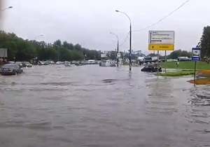 В результате сильнейшего ливня уровень воды на одном из шоссе в Москве превысил один метр