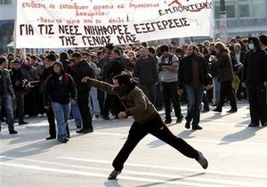 У здания парламента в Афинах собралась пятитысячная толпа. Беспорядки продолжаются