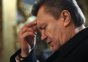 Янукович молится в Лавре