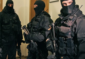 В центре Львова пятеро автоматчиков ограбили жилье адвоката