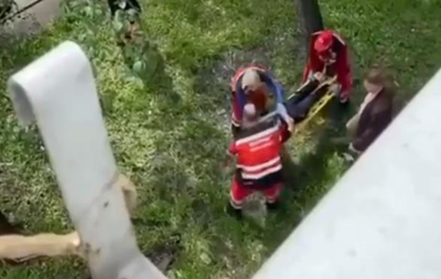В Киеве из окна выпала девушка