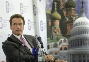 Медведев отвез Шварценеггера в Сколково на Чайке