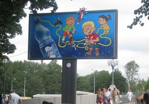 В Санкт-Петербурге появился рекламный щит, поливающий прохожих водой