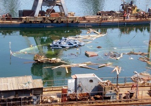 Из затонувшего в Ильичевске танкера вытекает топливо и машинное масло